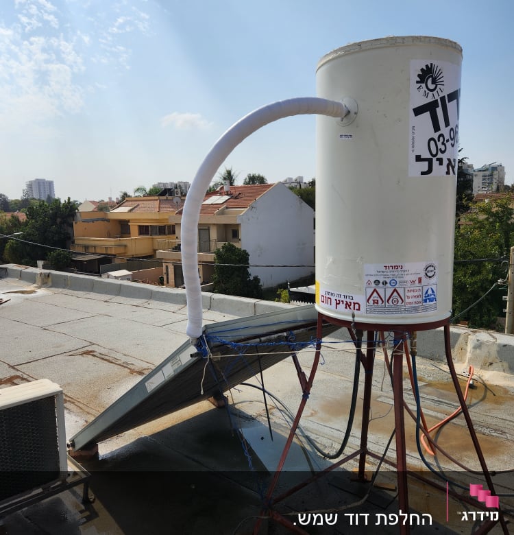 דוד שמש על גג עם קולטים וצינור מחובר